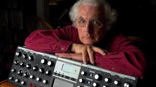 Bob Moog junto a otra de sus piezas clave, Voyager