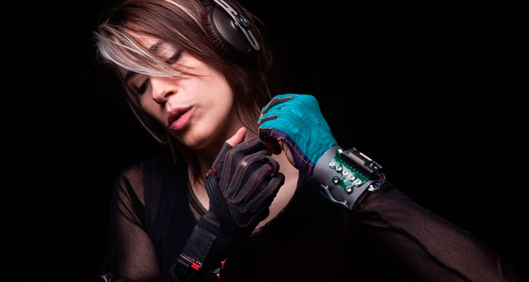 Imogen Heap con sus guantes MI.MU de control MIDI alternativo