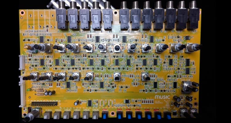 Behringer se inspira en TR-909 y 808 para diseñar una caja de ritmos analógica
