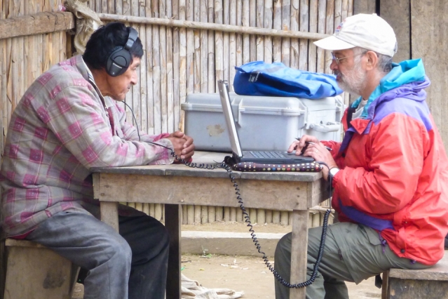 El profesor Ricardo Godoy (Brandeis University) en un momento del estudio con un habitante de una región remota de la selva Boliviana