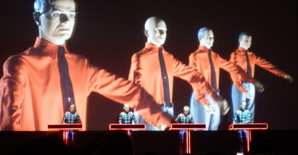Kraftwerk usan el controlador Nektar Panorama P1 para mezclar 12345678, su nuevo proyecto musical 3D