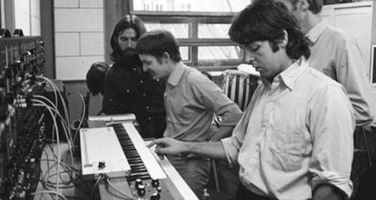 La sesión en Abbey Road que tuvo a The Beatles tocando el sinte Moog