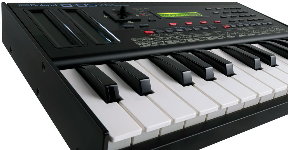 El teclado opcional K-25m Keyboard Unit añade a Roland D-05 aquello que obvia frente a su abuelo -dos octavas de teclas blancas y negras