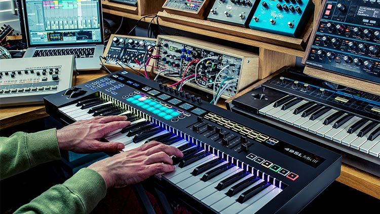 Las formas de crear música con software y hardware han evolucionado, y parece que Novation SL MkIII se ajusta de maravilla a esa realidad