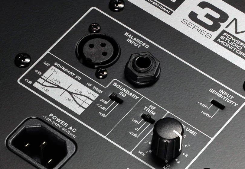 El panel de control de JBL Professional 3 Series MkII, con sus controles de trim para agudos y EQ para compensar el realce de frecuencias graves