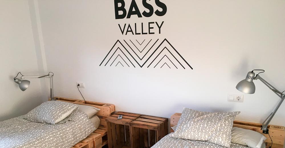 La inmersión de The Bass Valley Asturias es total, con una opción directa para alojamiento en pensión completa