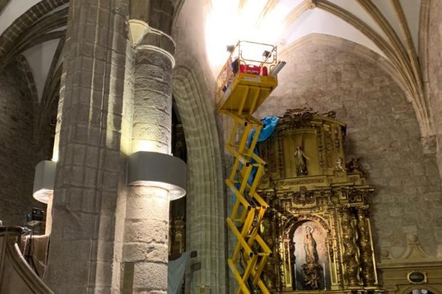 Otro momento de las dificultades de instalación del sistema CURV 500 en la basílica de Colmenar Viejo