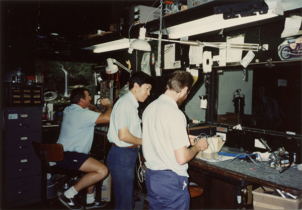 Ingenieros de Freedman Electronics, en torno a 1989: El ingeniero de cápsulas John Qiu (al centro) aún trabaja en RODE Microphones