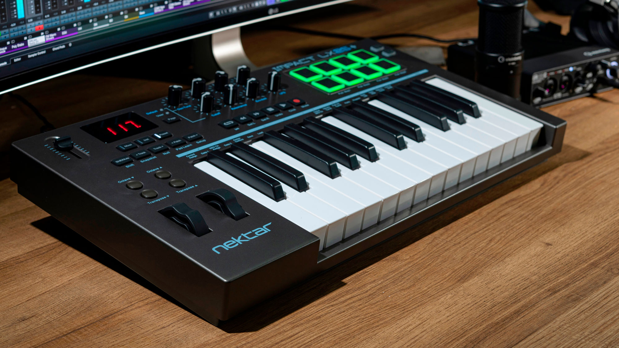 Nektar Impact LX25+ es el teclado controlador incluido en el paquete Steinberg Production Starter Kit