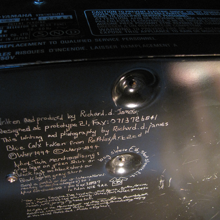 La inscripción que Aphex Twin hizo en el sinte Yamaha CS5 que alguna vez pasó por sus manos