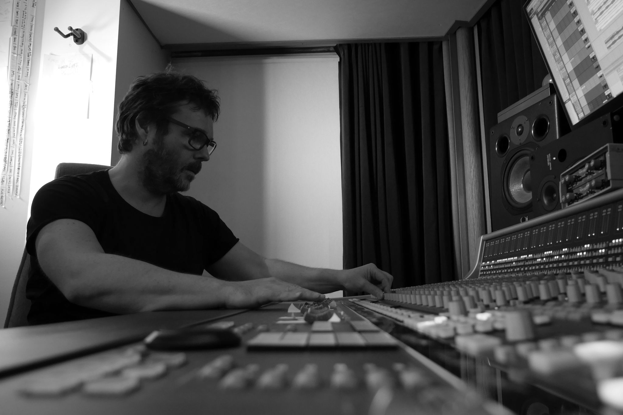 Niklas Flyckt durante la grabación del piano virtual 4Knob Pop D en las instalaciones de su propia compañía Sampletekk
