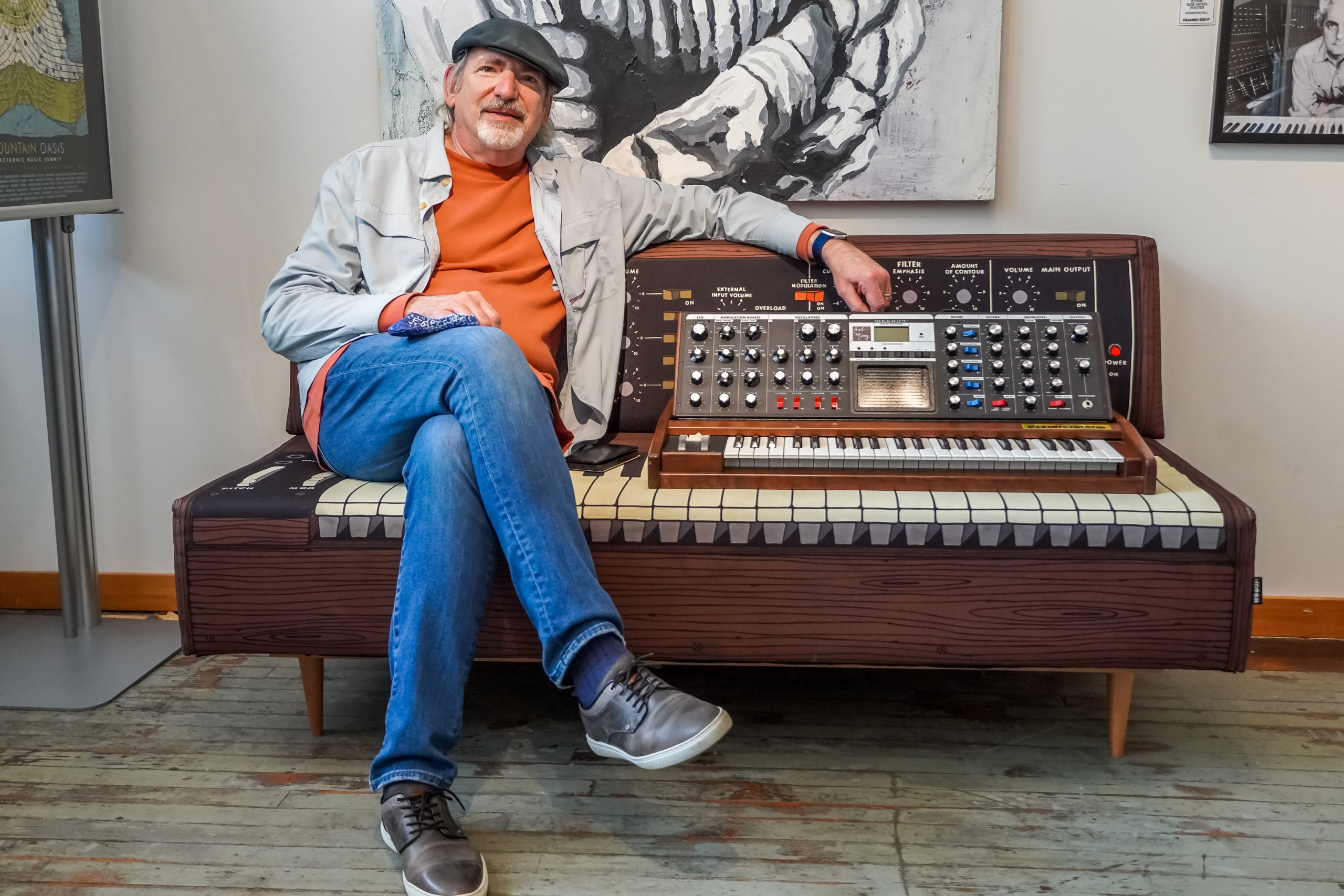 David Mash con el emblemático Moog Voyager, el primero que salió comercialmente de la fábrica de Moog Music Inc