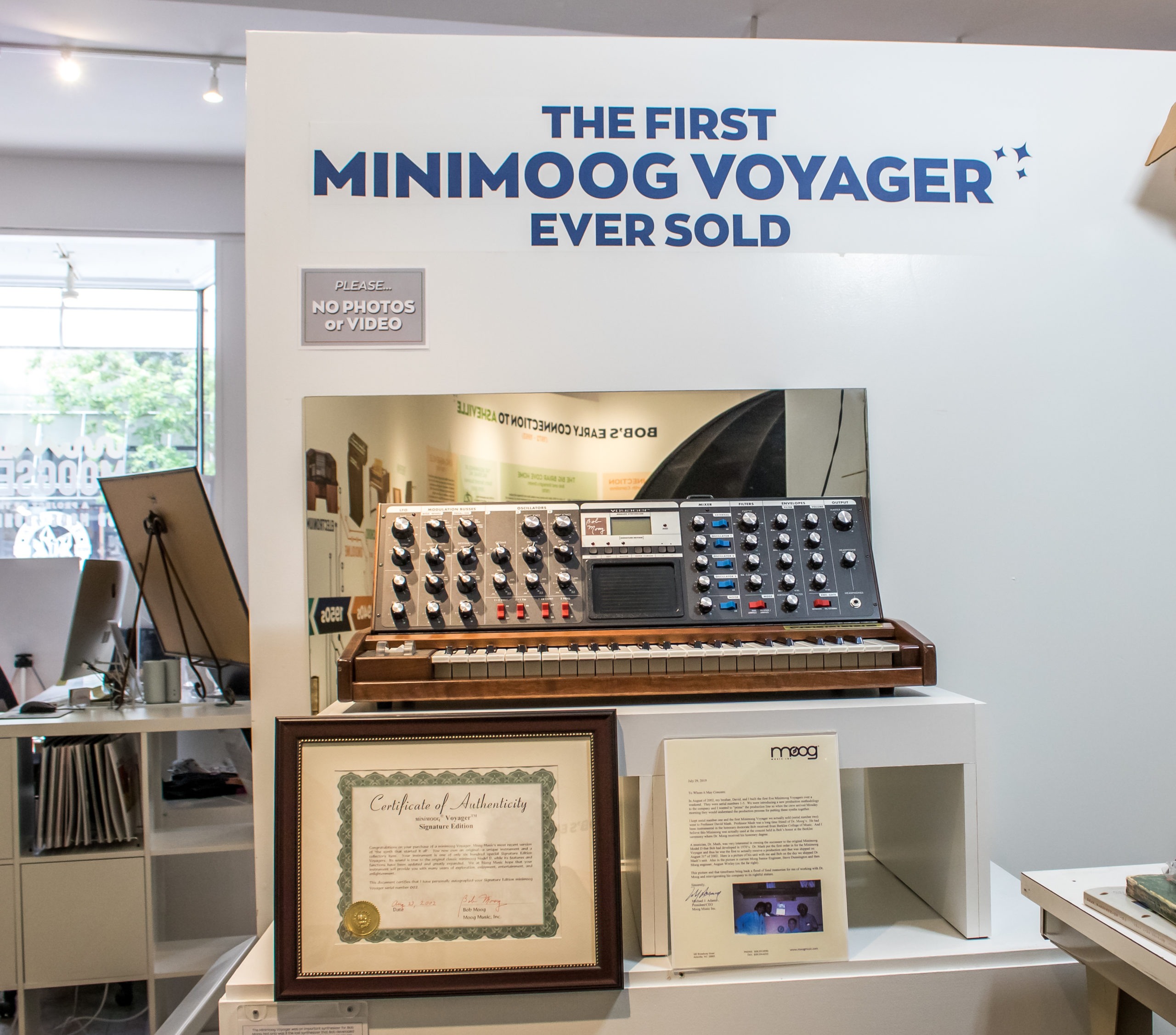 Así nos enseñan a Minimoog Voyager #002 en la exposición "The First Minimoog Voyager Ever Sold" de Moogseum 