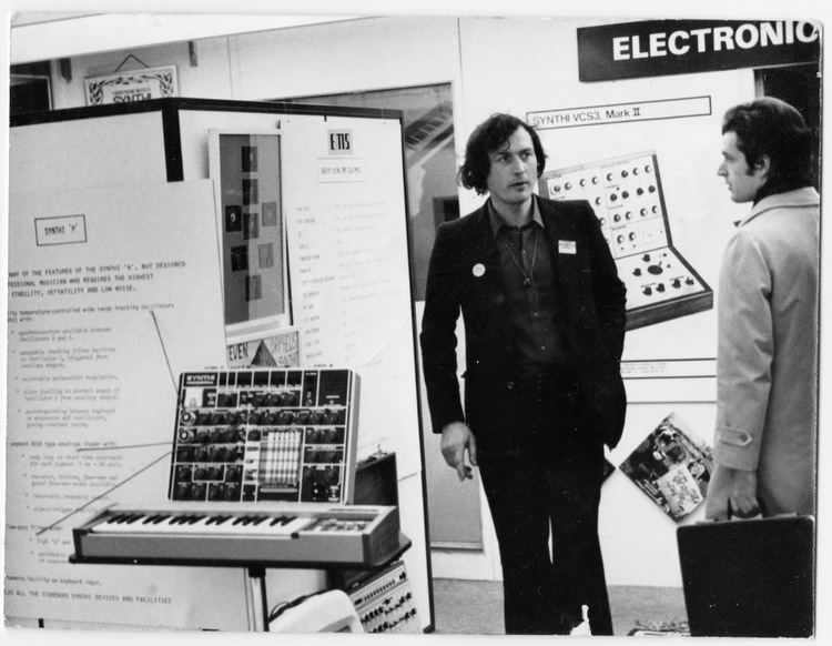 Musikmesse Frankfurt 1975: Peter Zinovieff en el stand de EMS junto al poco visto SYNTHI P mostrado sobre un soporte