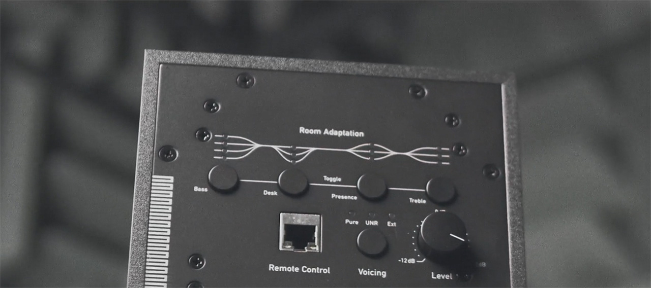 El panel posterior de controles en Adam Audio A Series, quizá uno de los modelos compactos de la nueva gama anticipada