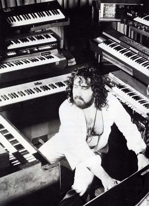 Vangelis tocando en un rig de teclados de su estudio