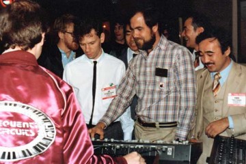 Winter NAMM 1983: Dave Smith y otros colaboradores presentan en sociedad el sistema MIDI, interconectando dos sintes SCi Prophet-600 y Roland Jupiter 6
