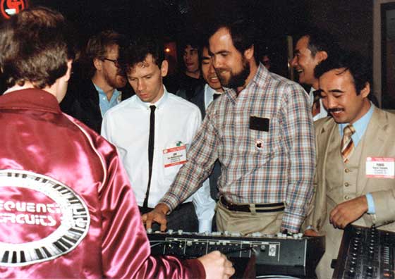 Winter NAMM, 1983: Dave Smith, Tom Oberheim, Ikutaro Kakehashi y otros colaboradores presentan en sociedad el sistema MIDI, interconectando dos sintes SCi Prophet-600 y Roland Jupiter 6