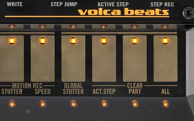 Vista de la banda de teclas de Volca Beats -cada paso tiene un LED indicador  
