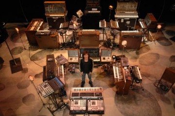 Jarre, en el centro de la impresionante colección de máquinas analógicas de su gira Oxygène Live In Your Living Room de 2007