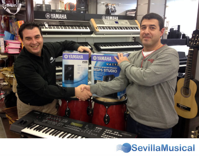 Juan Manuel Ávila recoge sus monitores MSP5 Studio como regalo por su prueba ganadora de Yamaha MOXF6 