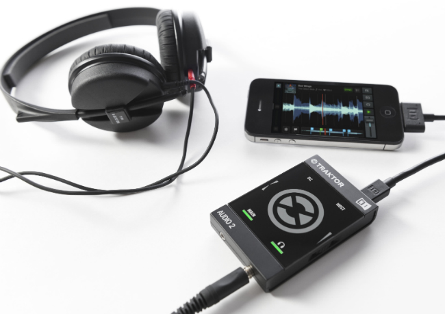 Native Instruments Audio 2 ofrece funcionamiento "enchufar-y-listo" con Traktor DJ, Traktor LE y Traktor Pro 2