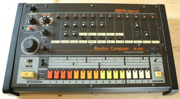 La caja de ritmos TR-808 es popular por sus bombos, ricos en subgraves