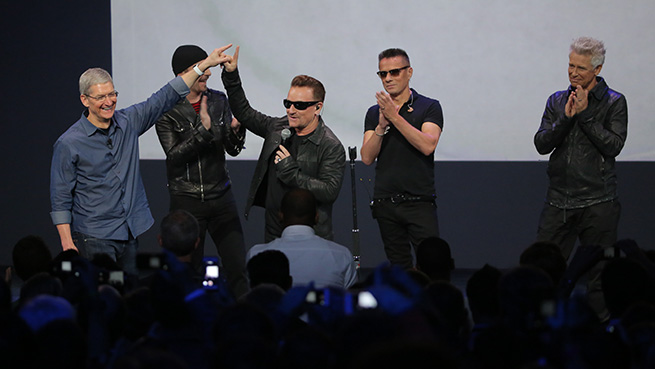 Tim Cook con Bono de U2, al cierre de la presentación keynote de 2014