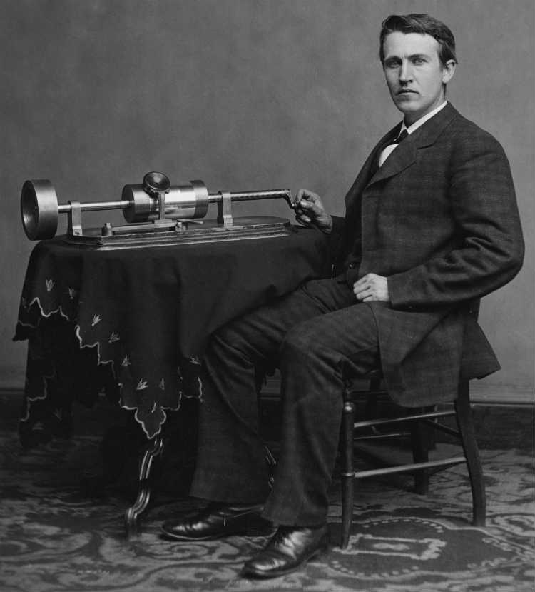 Thomas Alva Edison posando junto al fonógrafo (1878, Brady-Handy Photograph Collection - Library Of Congress, EEUU)