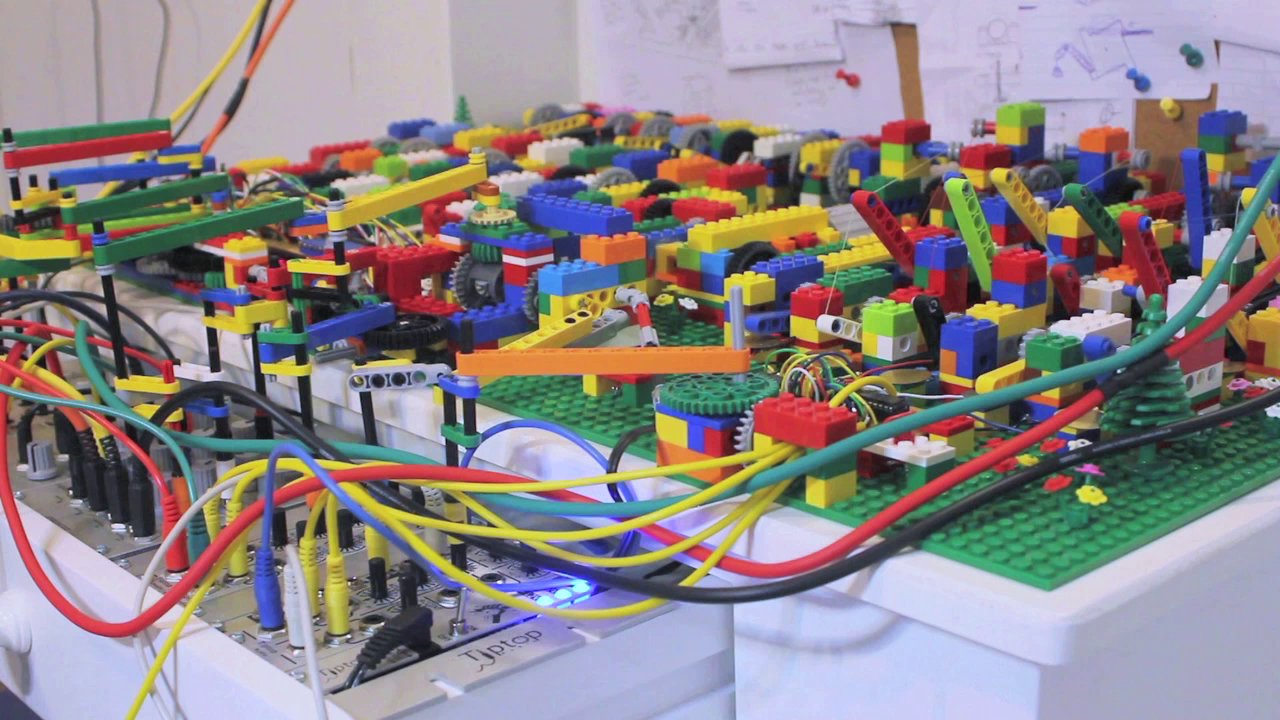 Un automata de LEGO que genera secuencias de síntesis modular