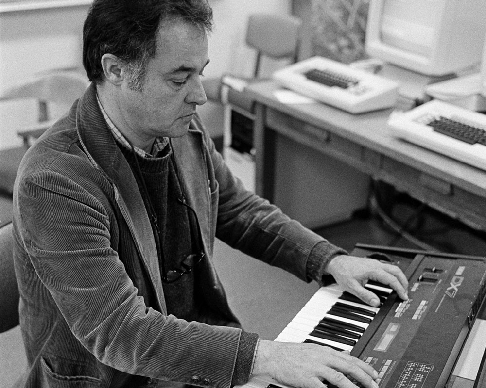 John Chowning tocando un sinte Yamaha DX7 (photo: Arts At MIT)