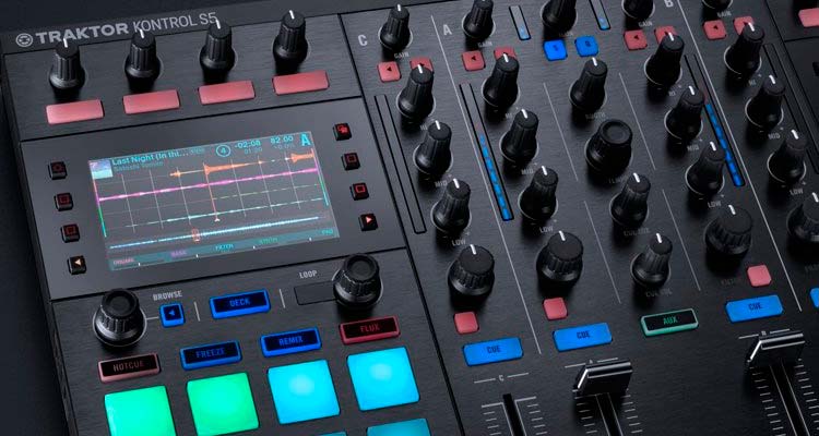 Traktor Kontrol S5: ¿y si esas pantallas diesen cabida a mucho más que ondas de colores?