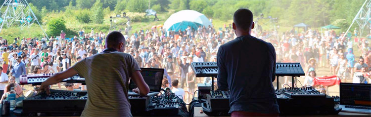 Minilogue, durante su actuación en Discovery Festival 2013 (Amsterdam)