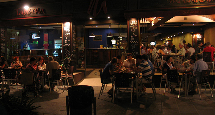 Local con mesas de comensales, un restaurante: Quizá un lugar donde el confort acústico no sea una finalidad clave