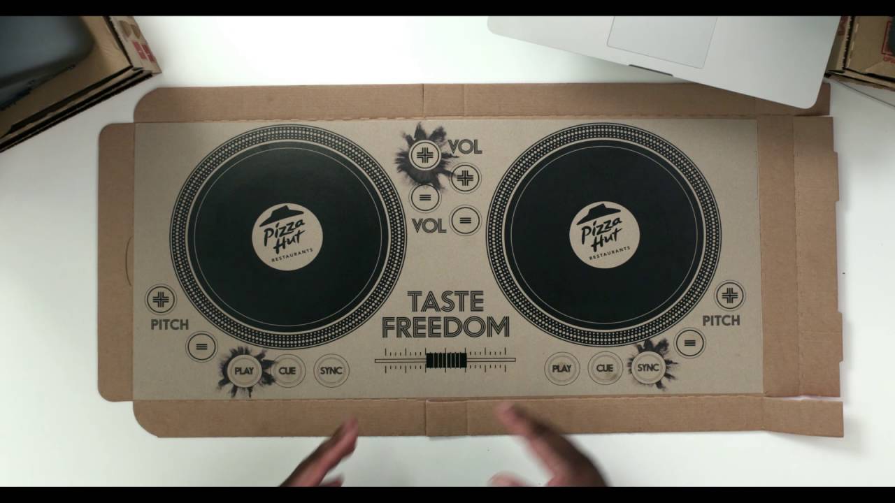 Cajas de Pizza Hut convertidas en controladoras DJ