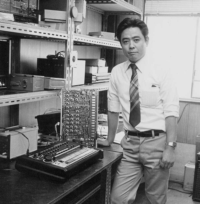 El Ingeniero Jefe Tadao Kikumoto de Roland junto a un prototipo inicial de TR-808 a finales de los años 70 (foto: Roland.com)