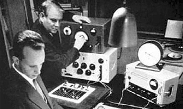 Herbert Eimert y Werner Meyer-Eppler experimentando en el Studio Für Elektronische Musik Des Westdeutschen Rundfunk de Colonia (circa 1951)