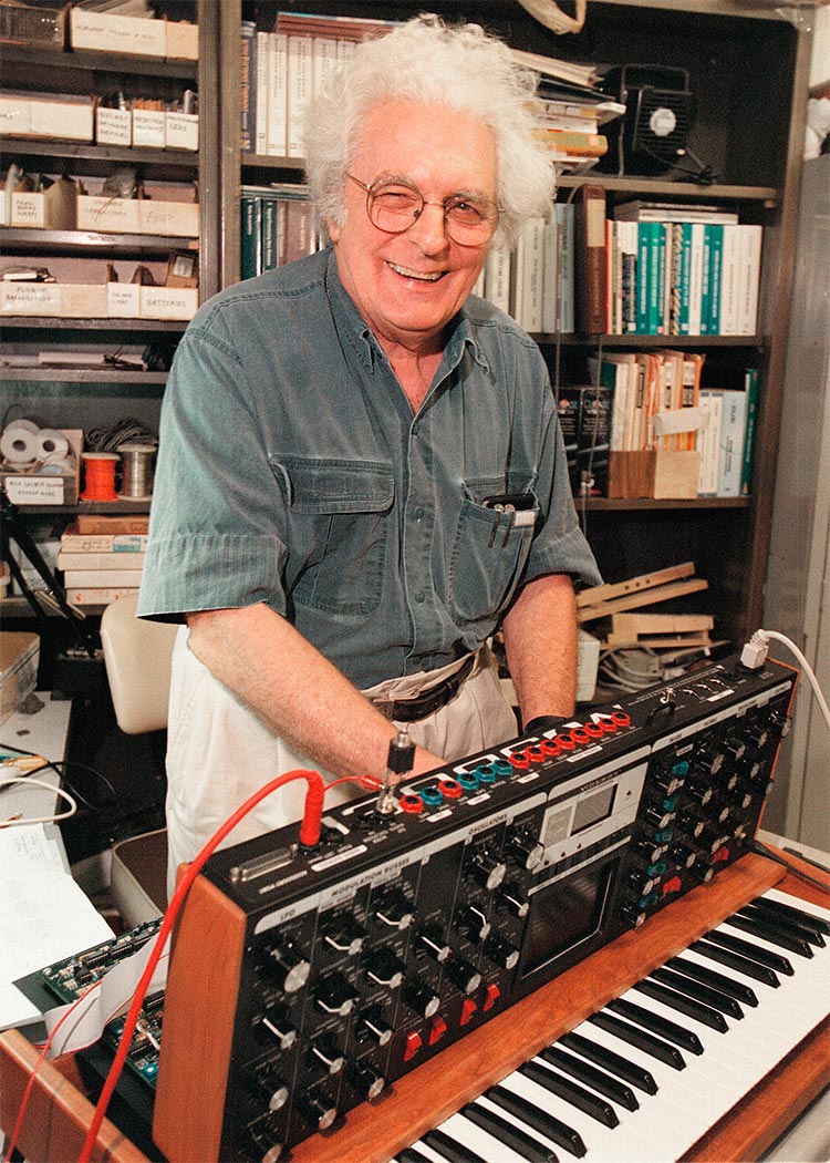 Bob Moog y su creación más reconocida, Minimoog