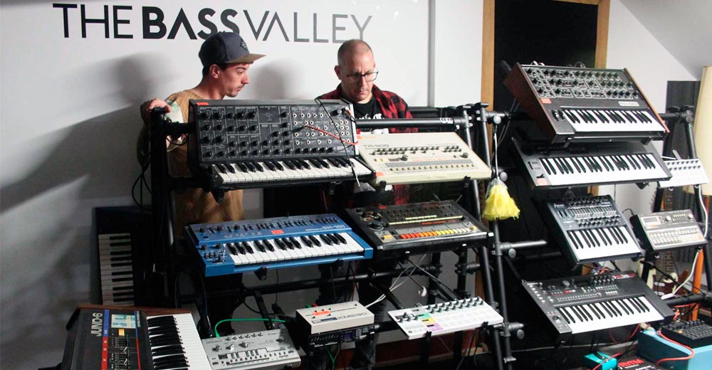 La tecnología vintage y los últimos avances se dan la mano en The Bass Valley cuando se trata de aprender y profundizar en la síntesis de sonido