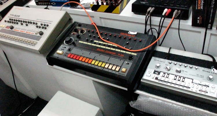 El trío estelar de Roland TR-808, TR-909 y TB-303, auténtico crisol combinado para decenas de estilos de música electrónica y sus variantes