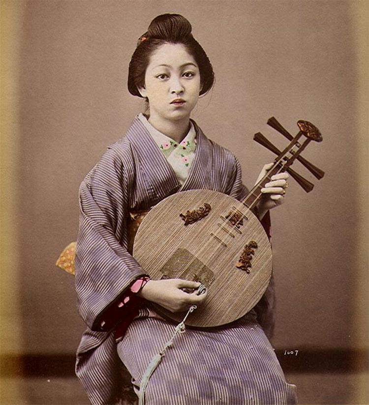 Joven china tocando un gekkin, circa 1890 (foto Baron Raimund von Stillfried) -una sensación similar a la que te ofrece LABS Moon Guitar