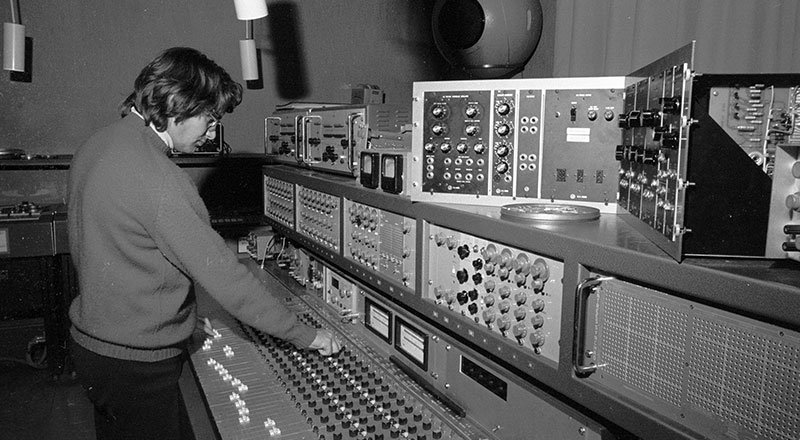 El compositor Alain Savouret en el GRM Studio en 1971, que para entonces incluía los sintetizadores Moog y Coupigny. Foto de Laszlo Ruszka.