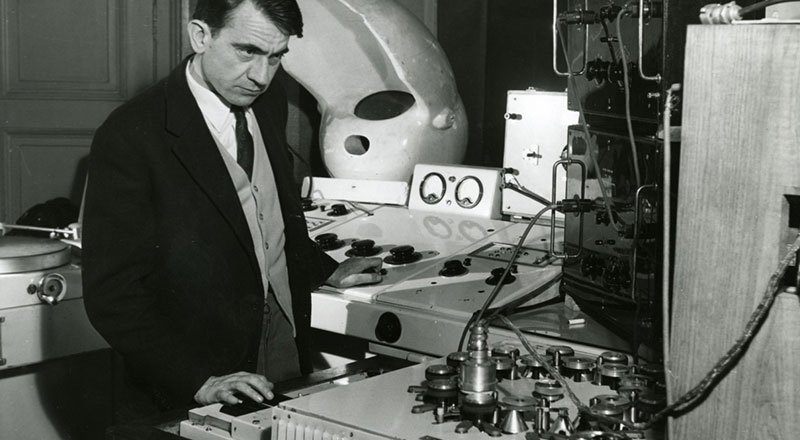 Pierre Schaeffer en el phonogène: un reproductor de cintas controlado por teclado de varias velocidades