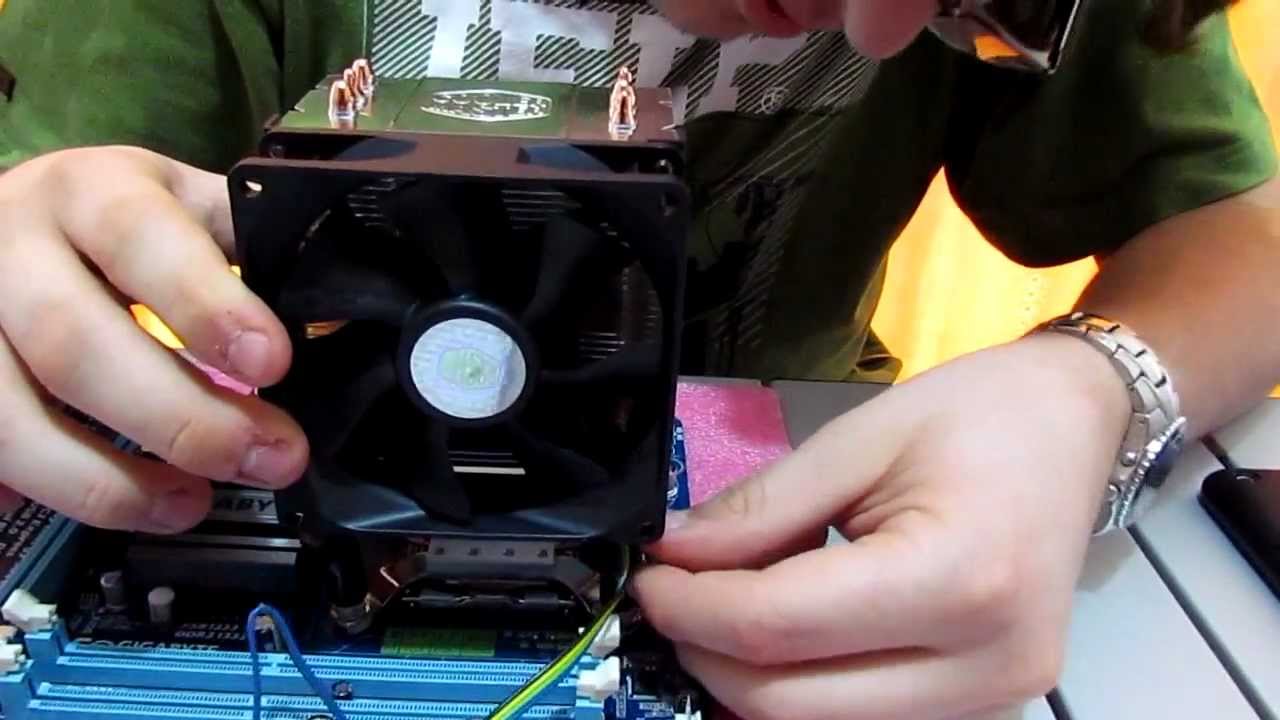 Levantando un cooler o ventilador con disipador para proceder a renovar la pasta térmica y acelerar un antiguo PC