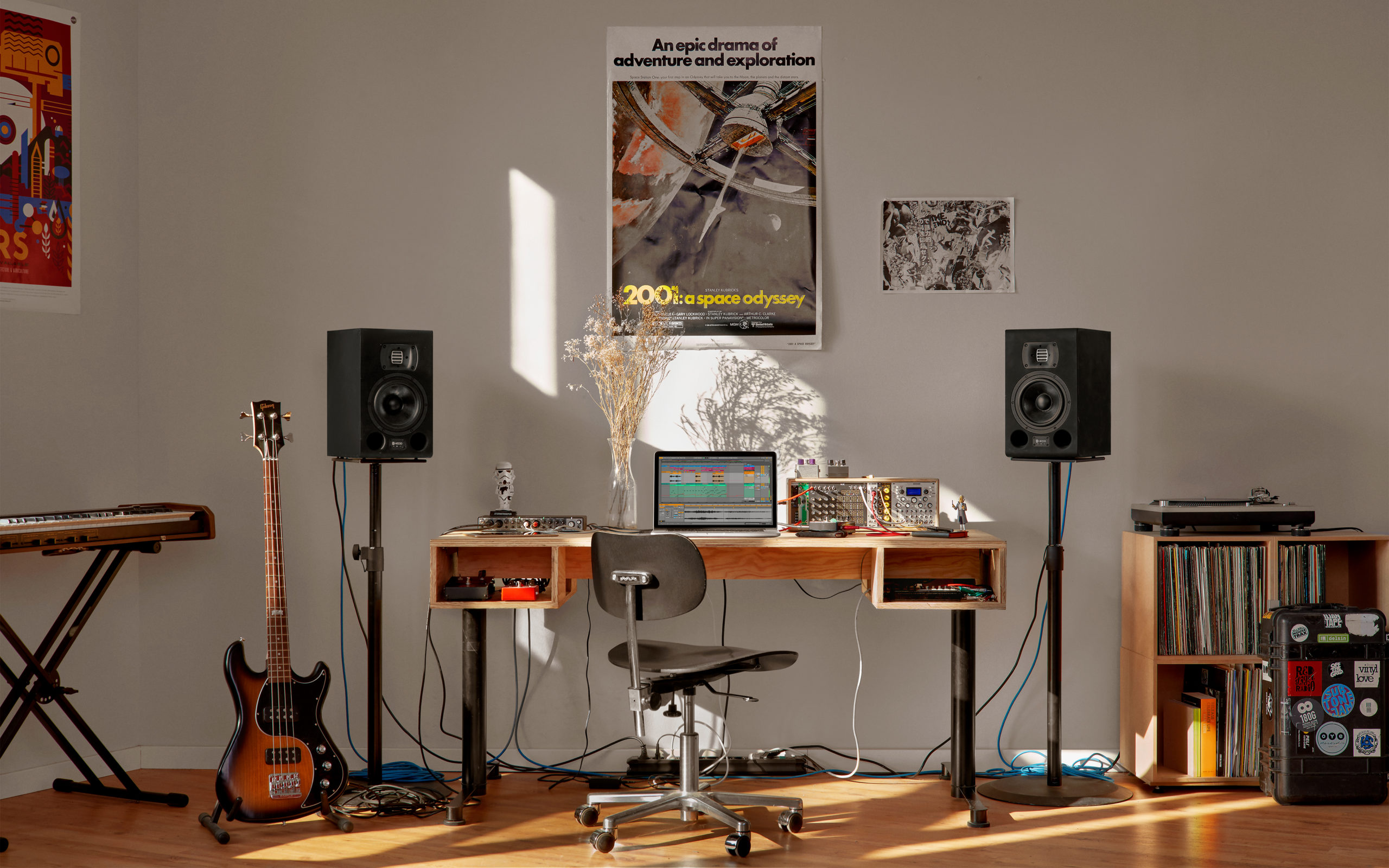 Una configuración de estudio minimalista donde Ableton Live 10 gratis Lite es el centro operativo