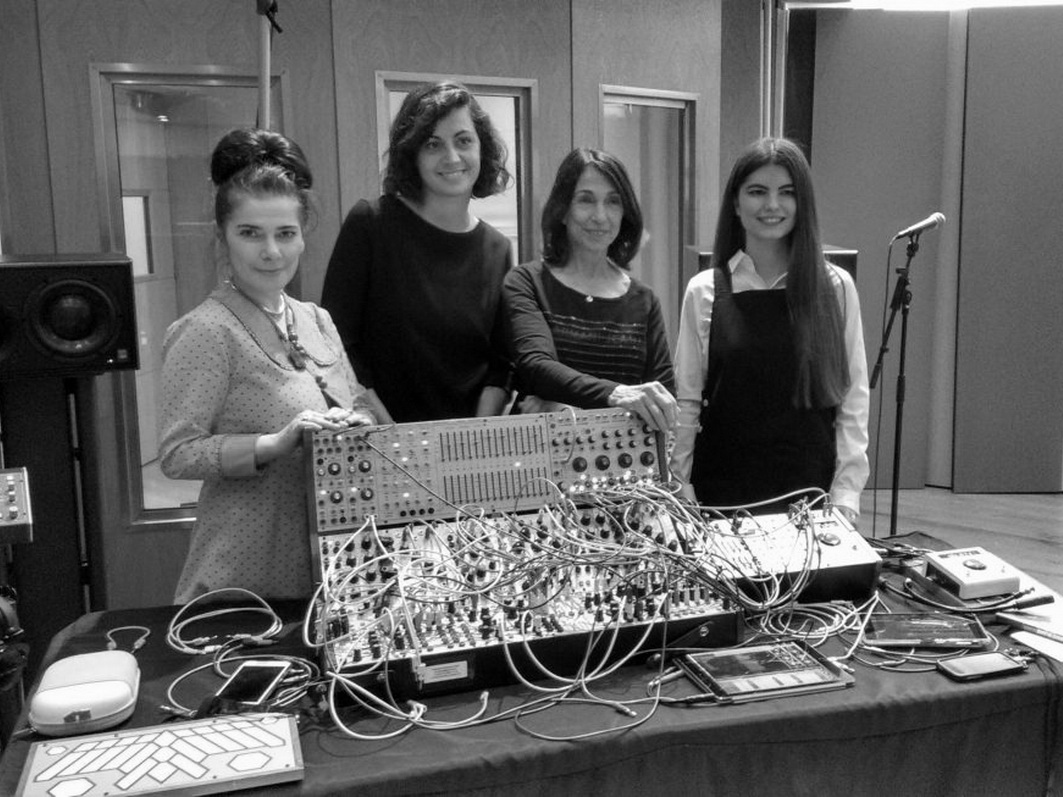 Componentes del colectivo Women Produce Music junto a Suzanne Ciani