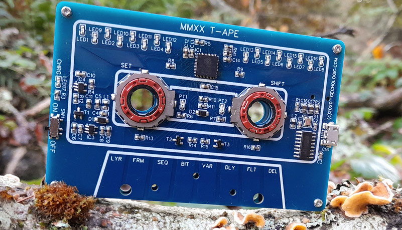 MMXX T-ape es un sintetizador que adopta la forma de una cassette y usa pura matemática en su sonido