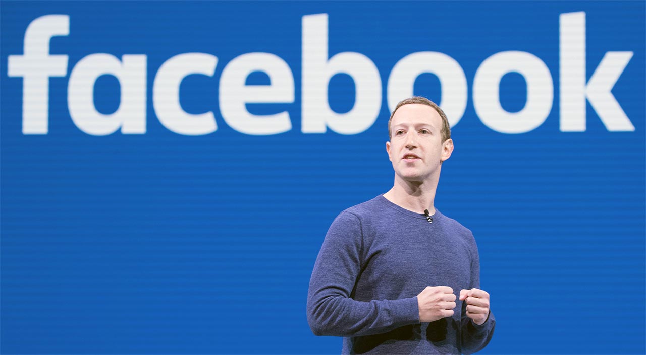 Mark Zuckerberg, CEO de Facebook, con el típico azul a sus espaldas