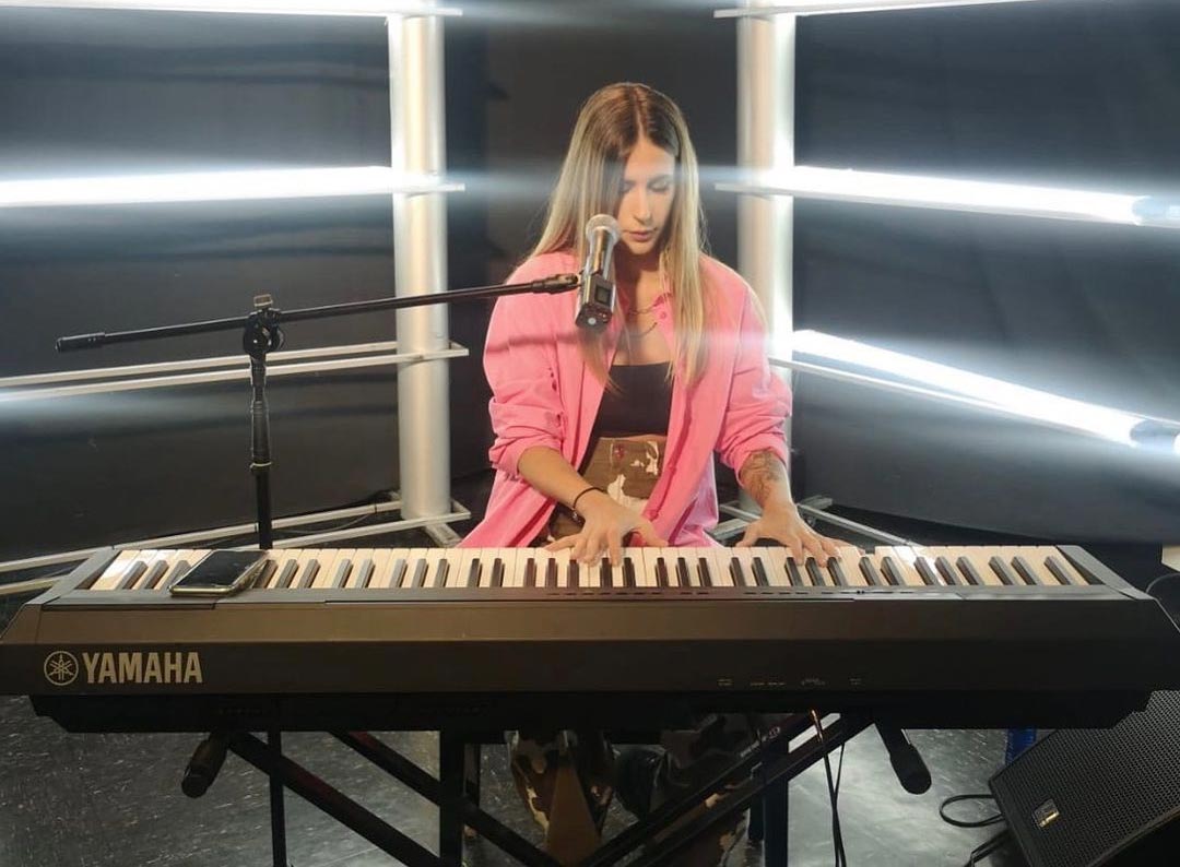 La pianista, compositora, productora y cantante Victoria Riba (aka Vicco) interpretando música sobre un piano eléctrico de Yamaha
