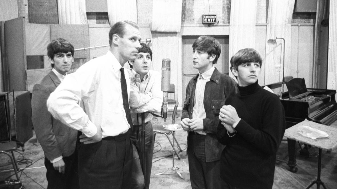 The Beatles con George Martin en 1963